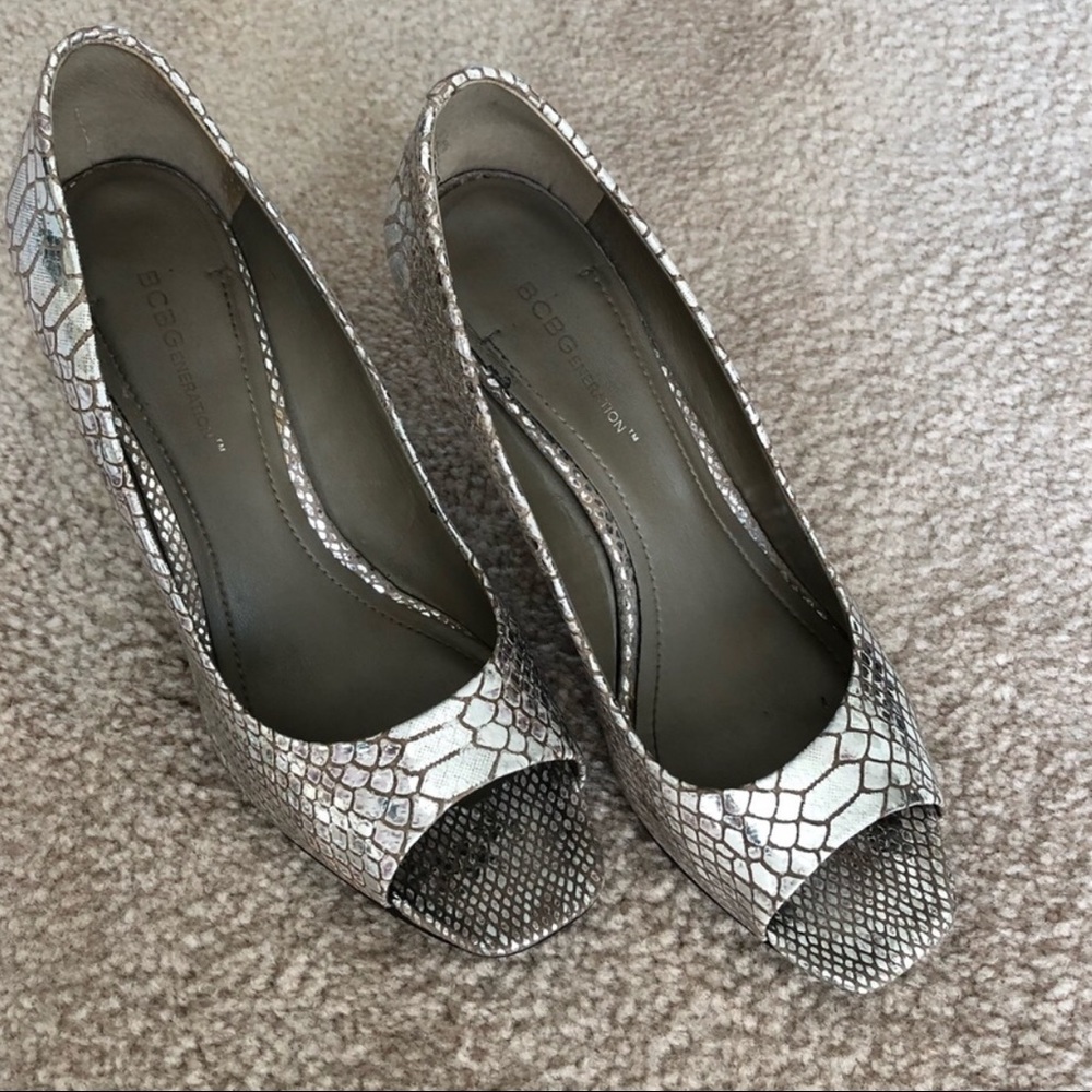 Classic Super Sexy Python Silver Tone BCBG Generation peep toe Pumps. Lux Style!